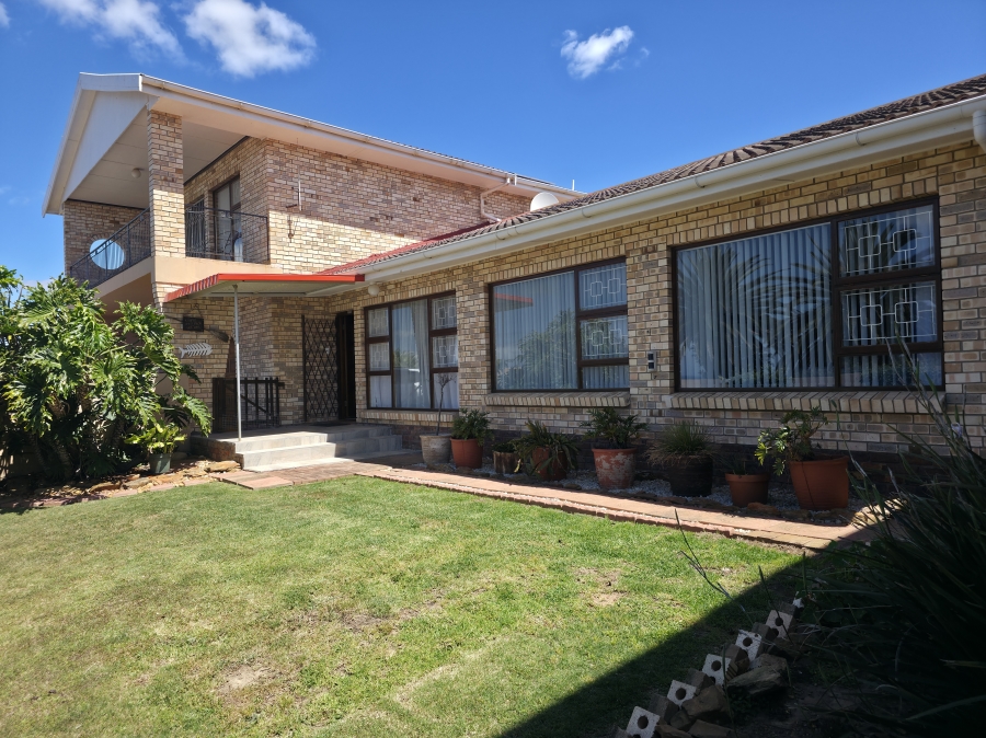 4 Bedroom Property for Sale in Wavecrest Eastern Cape